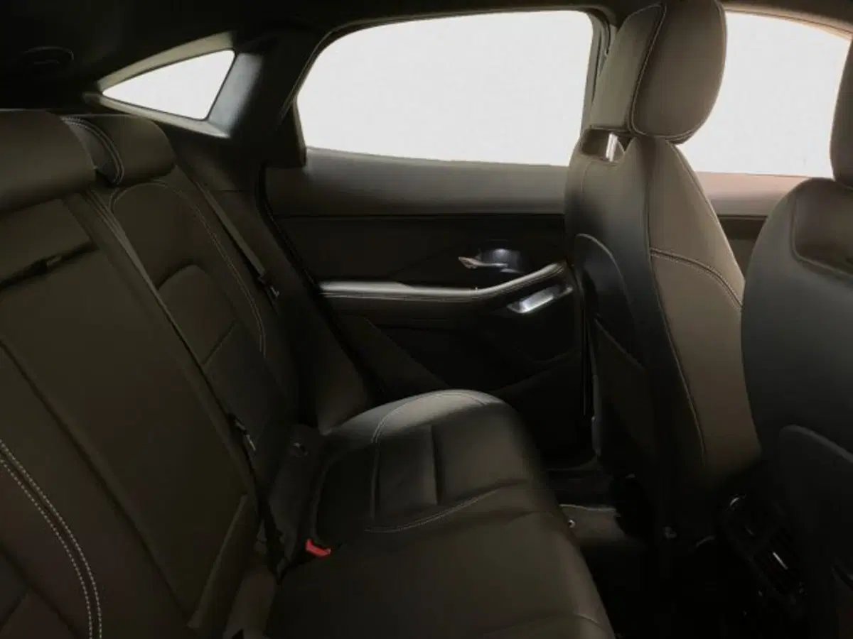 Jaguar E-Pace usata a Livorno (17)