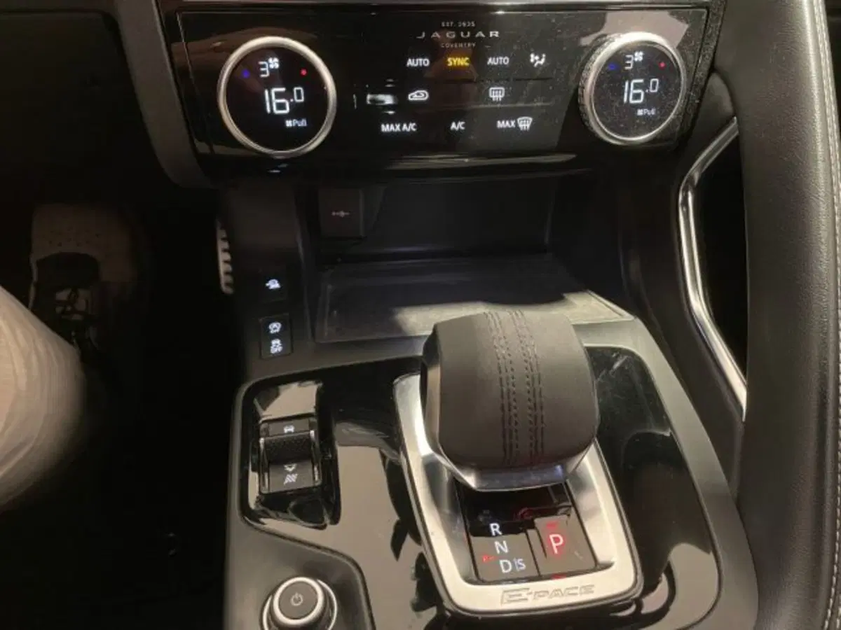 Jaguar E-Pace usata a Livorno (18)