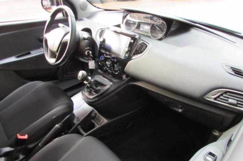Lancia Ypsilon usata a Milano (15)
