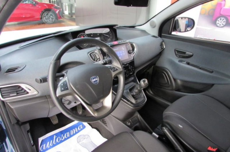 Lancia Ypsilon usata a Milano (7)