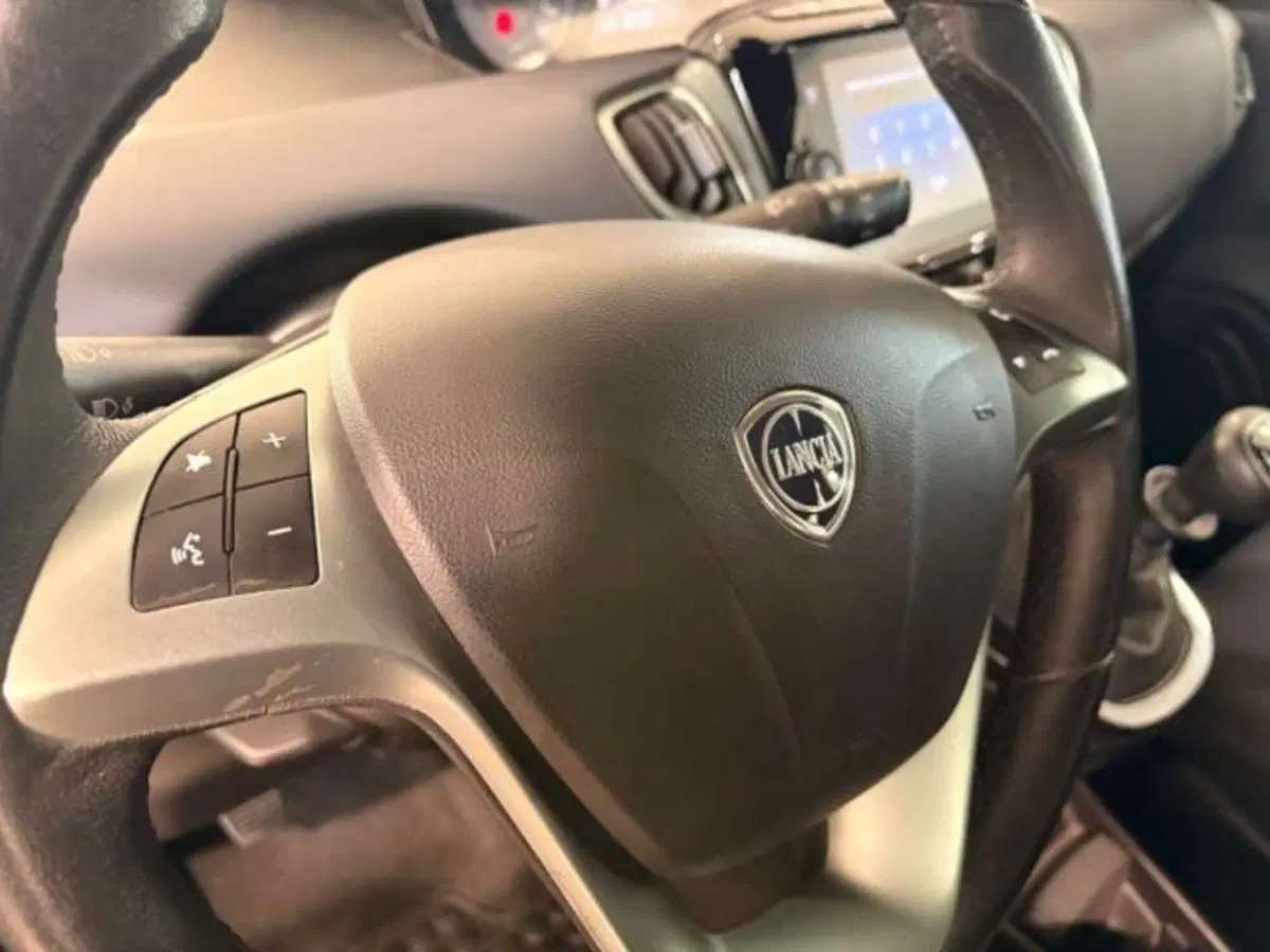 Lancia Ypsilon usata a Caltanissetta (17)