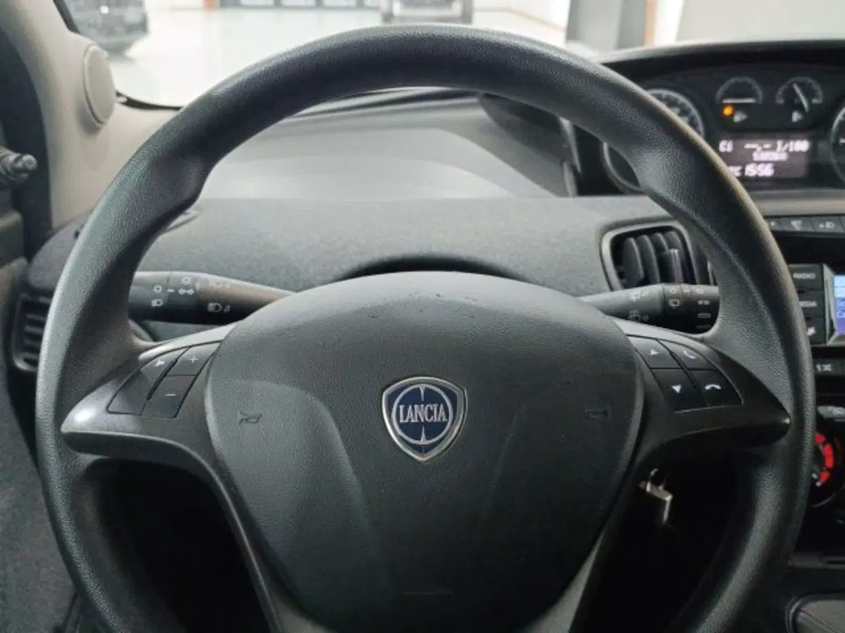 Lancia Ypsilon usata a Catania (17)