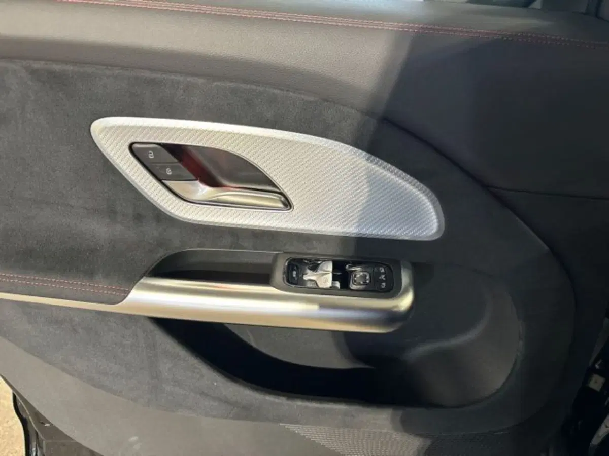 Mercedes-Benz GLB EQ nuova a Bologna (10)