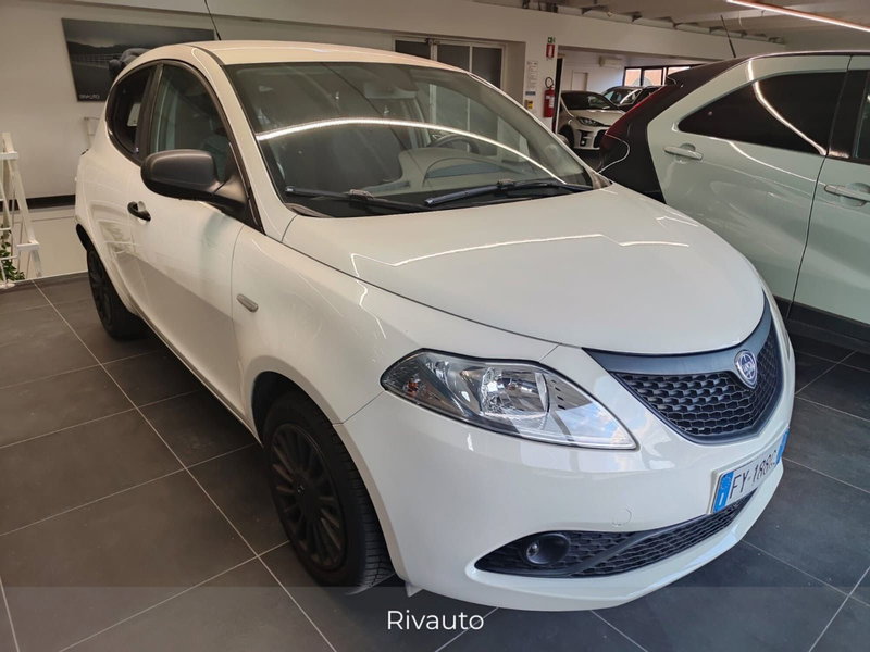Lancia Ypsilon usata a Como (13)