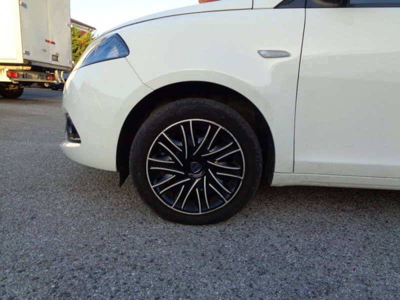 Lancia Ypsilon usata a Salerno (15)