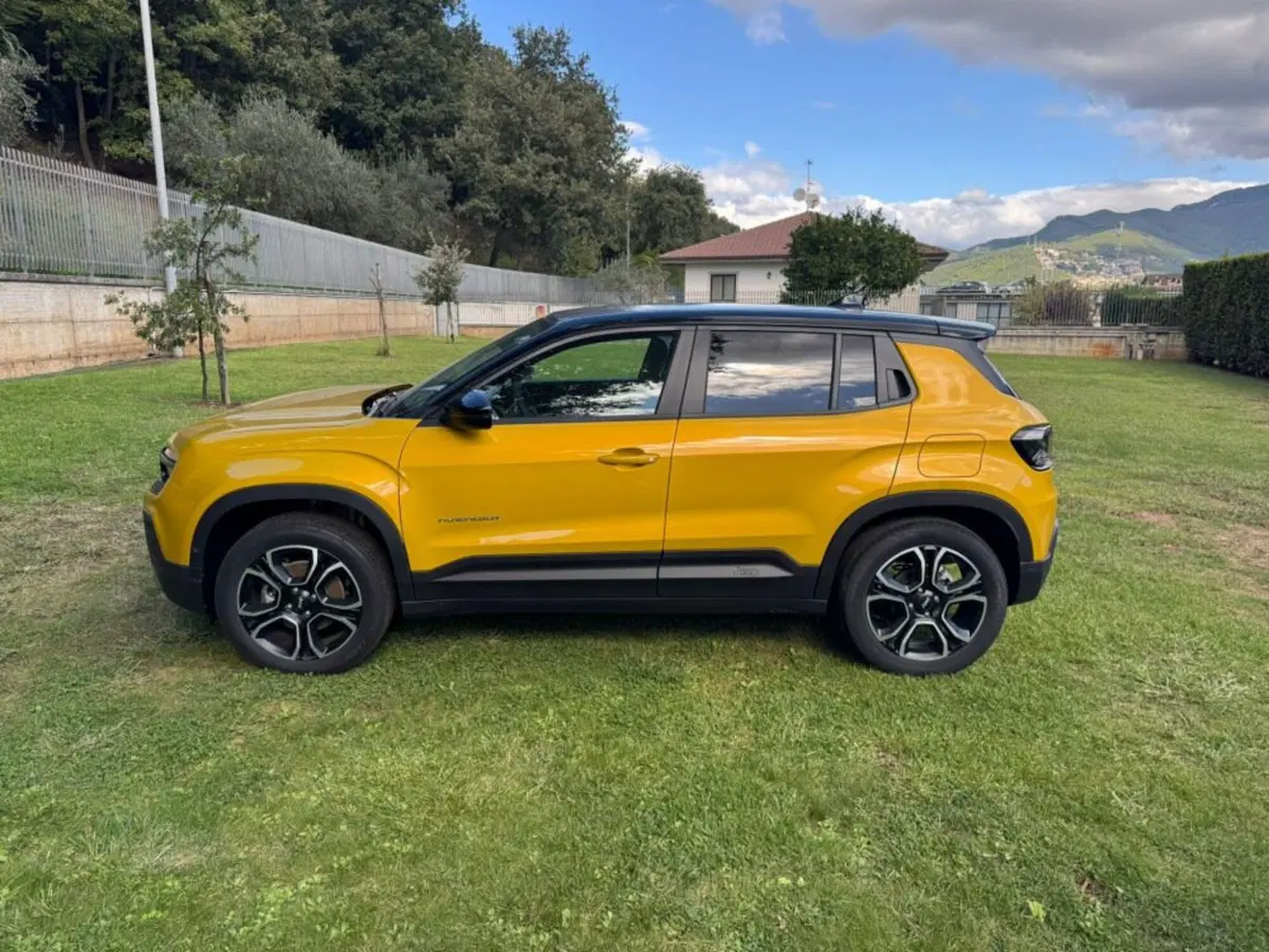 Jeep Avenger nuova a Salerno (10)