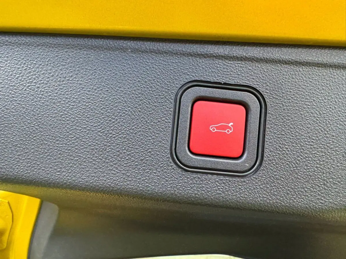 Jeep Avenger nuova a Salerno (15)