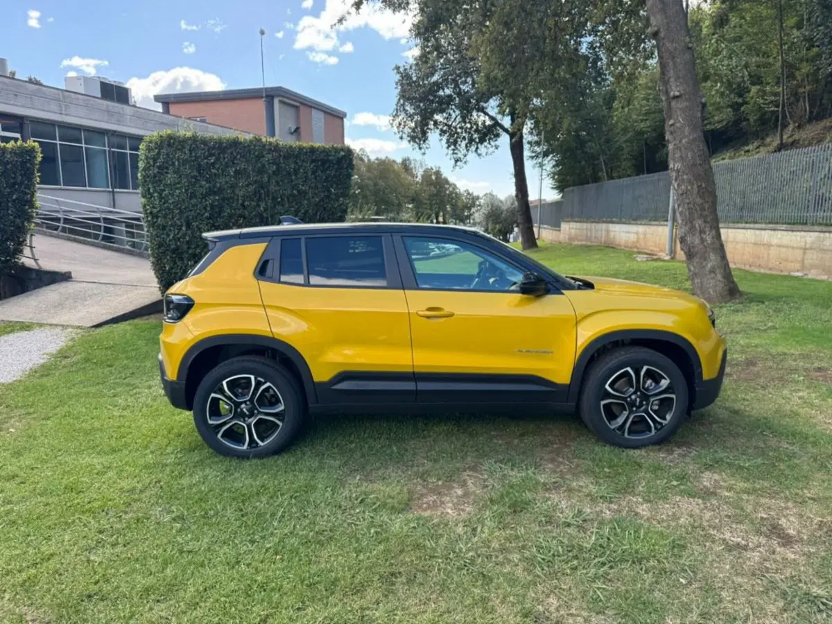 Jeep Avenger nuova a Salerno (16)