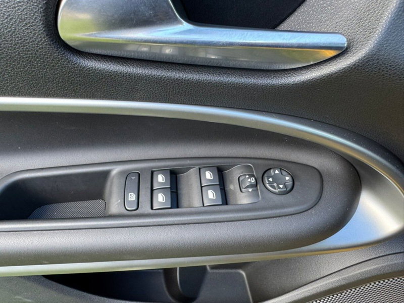 Jeep Avenger nuova a Salerno (17)