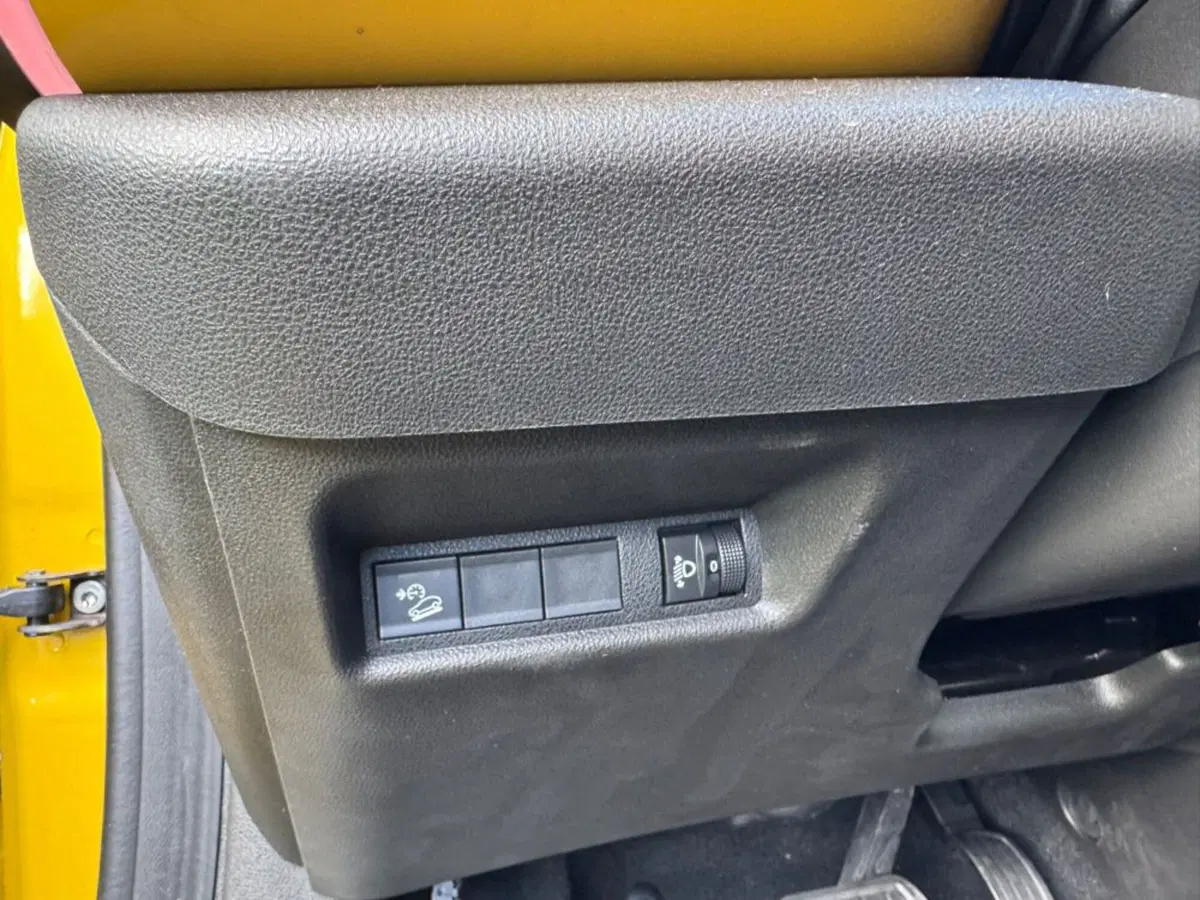 Jeep Avenger nuova a Salerno (19)