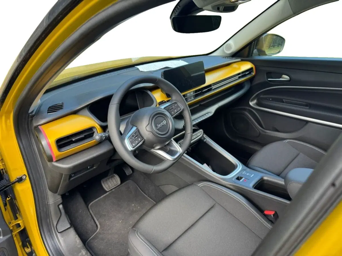 Jeep Avenger nuova a Salerno (8)