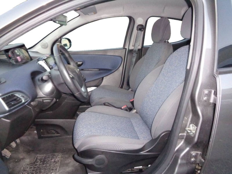 Lancia Ypsilon usata a Salerno (6)