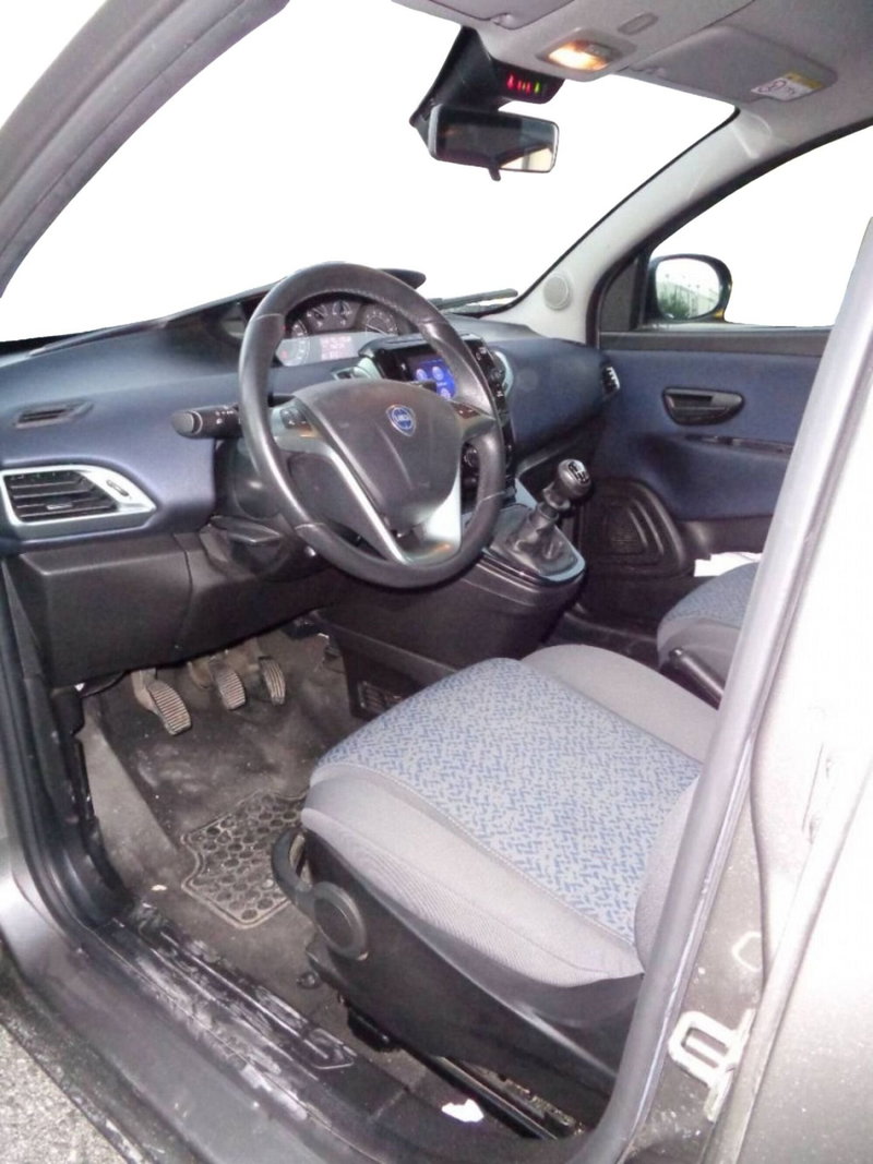 Lancia Ypsilon usata a Salerno (8)