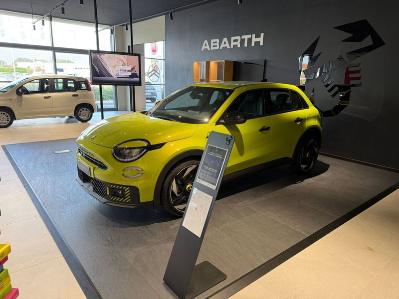 Abarth 600e nuova a Frosinone (8)