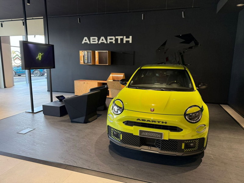 Abarth 600e nuova a Frosinone (9)