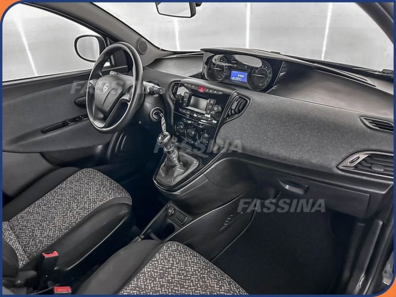 Lancia Ypsilon usata a Milano (12)