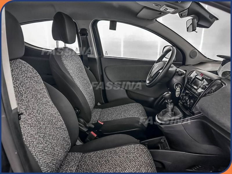 Lancia Ypsilon usata a Milano (13)