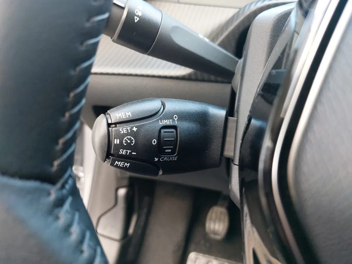 Peugeot 208 nuova a Pavia (9)