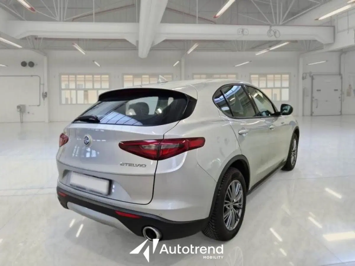 Alfa Romeo Stelvio usata a Bari (12)