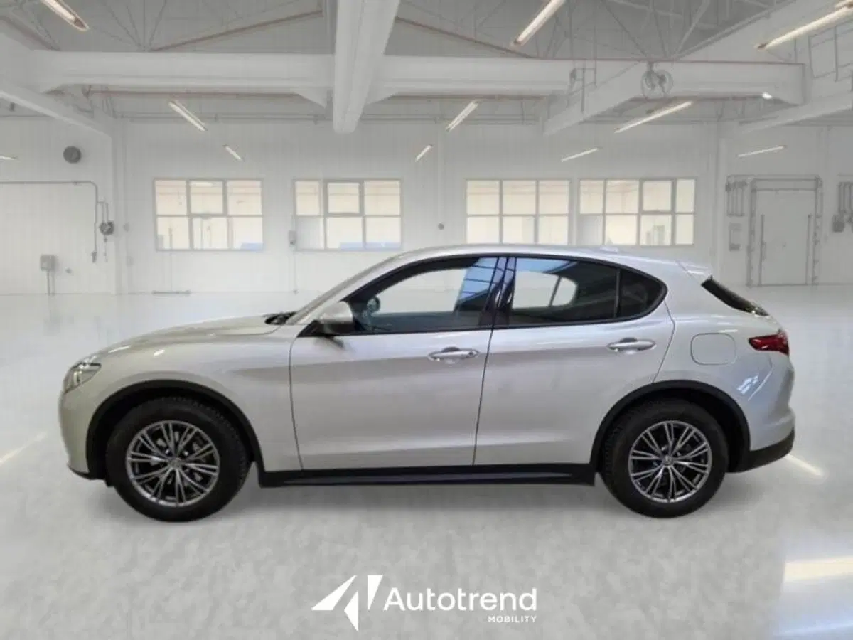 Alfa Romeo Stelvio usata a Bari (14)