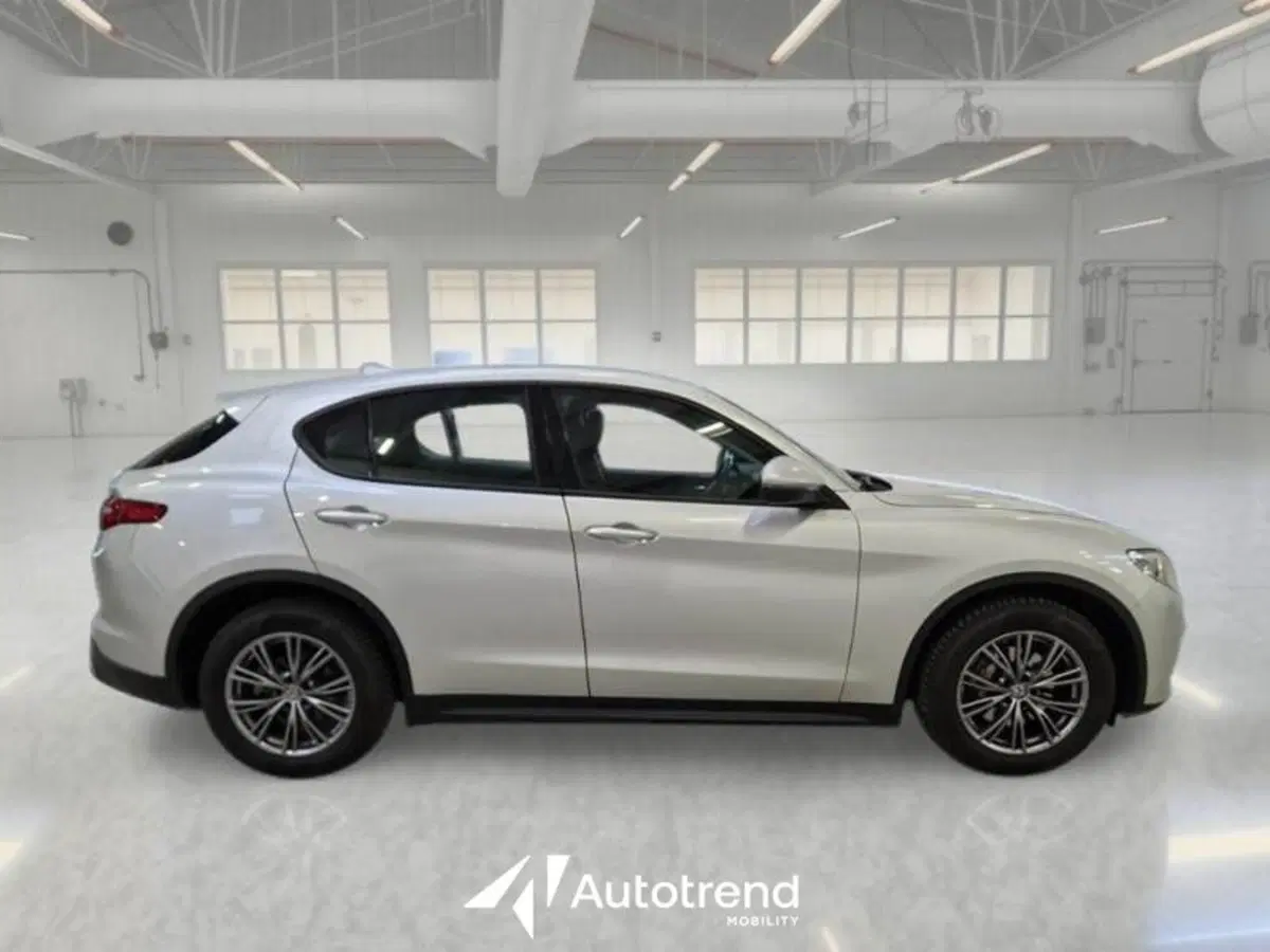 Alfa Romeo Stelvio usata a Bari (5)