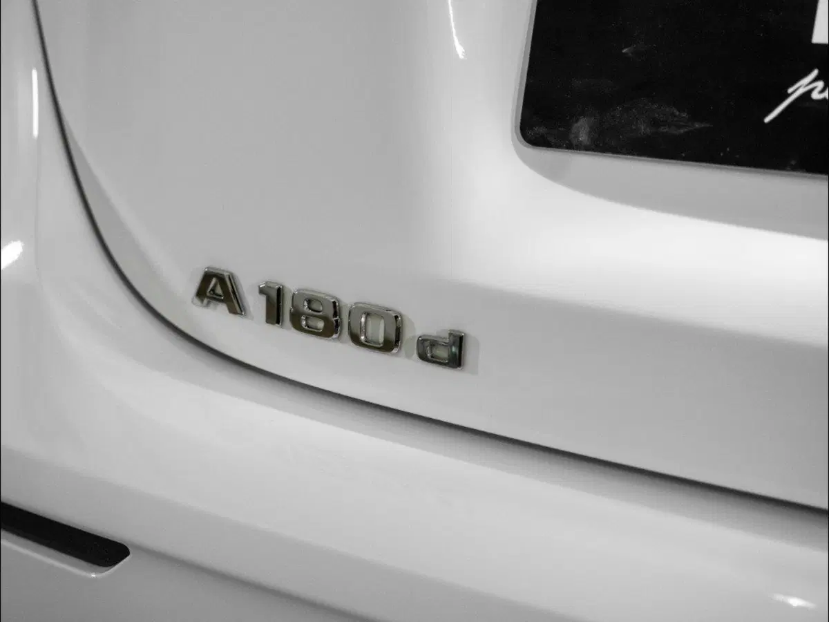 Mercedes-Benz Classe A Sedan nuova a Macerata (7)