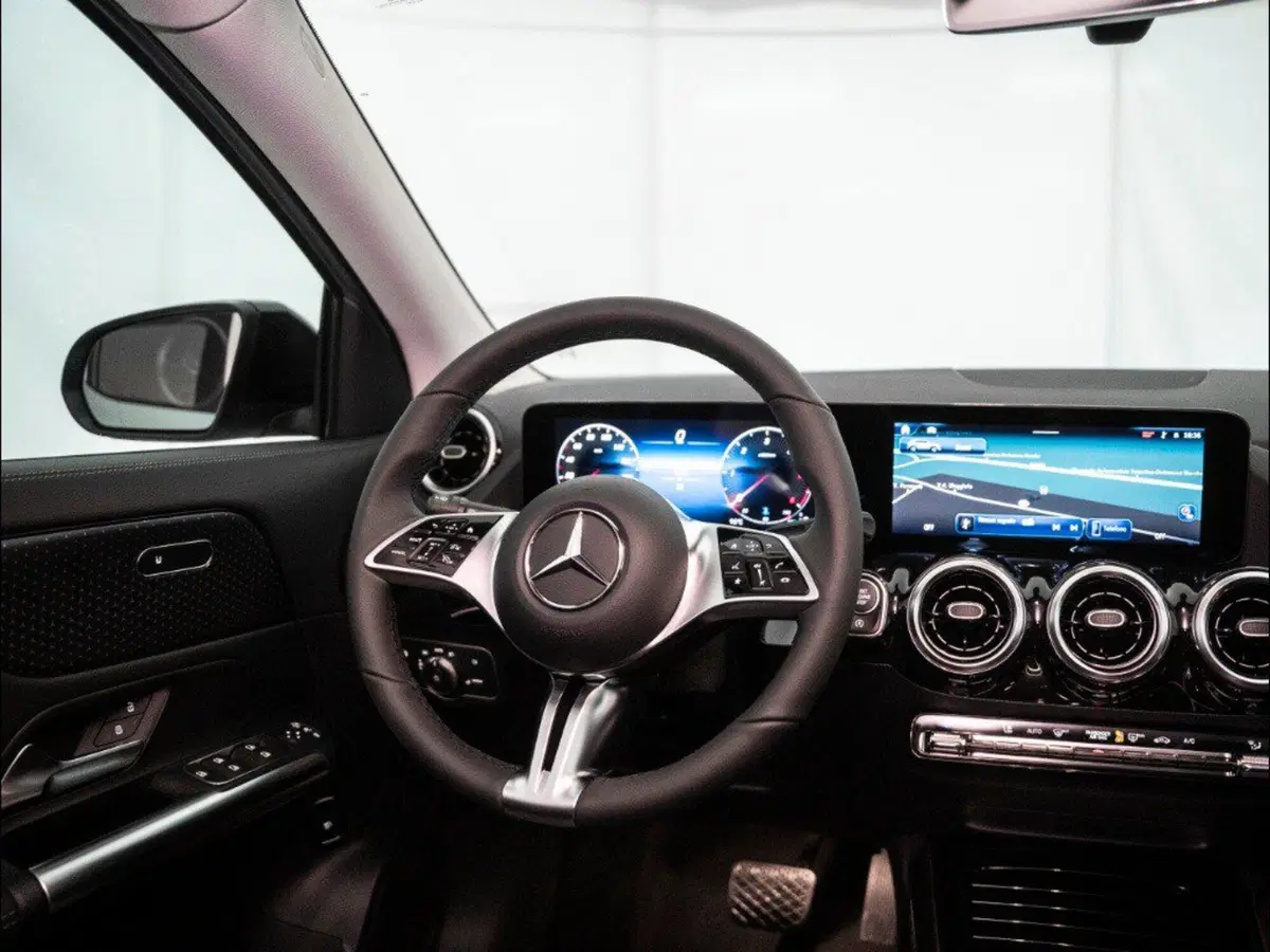 Mercedes-Benz GLA SUV nuova a Macerata (15)