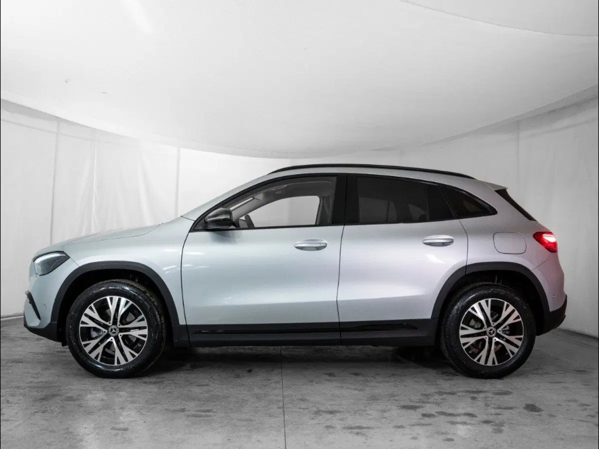 Mercedes-Benz GLA SUV nuova a Macerata (2)
