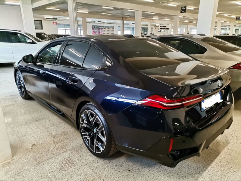 BMW Serie 5 nuova a Salerno (4)