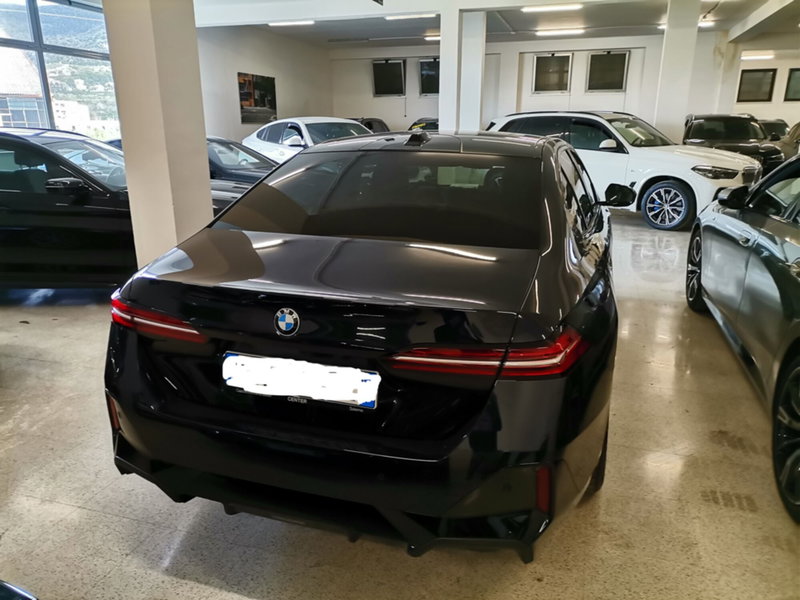 BMW Serie 5 nuova a Salerno (5)