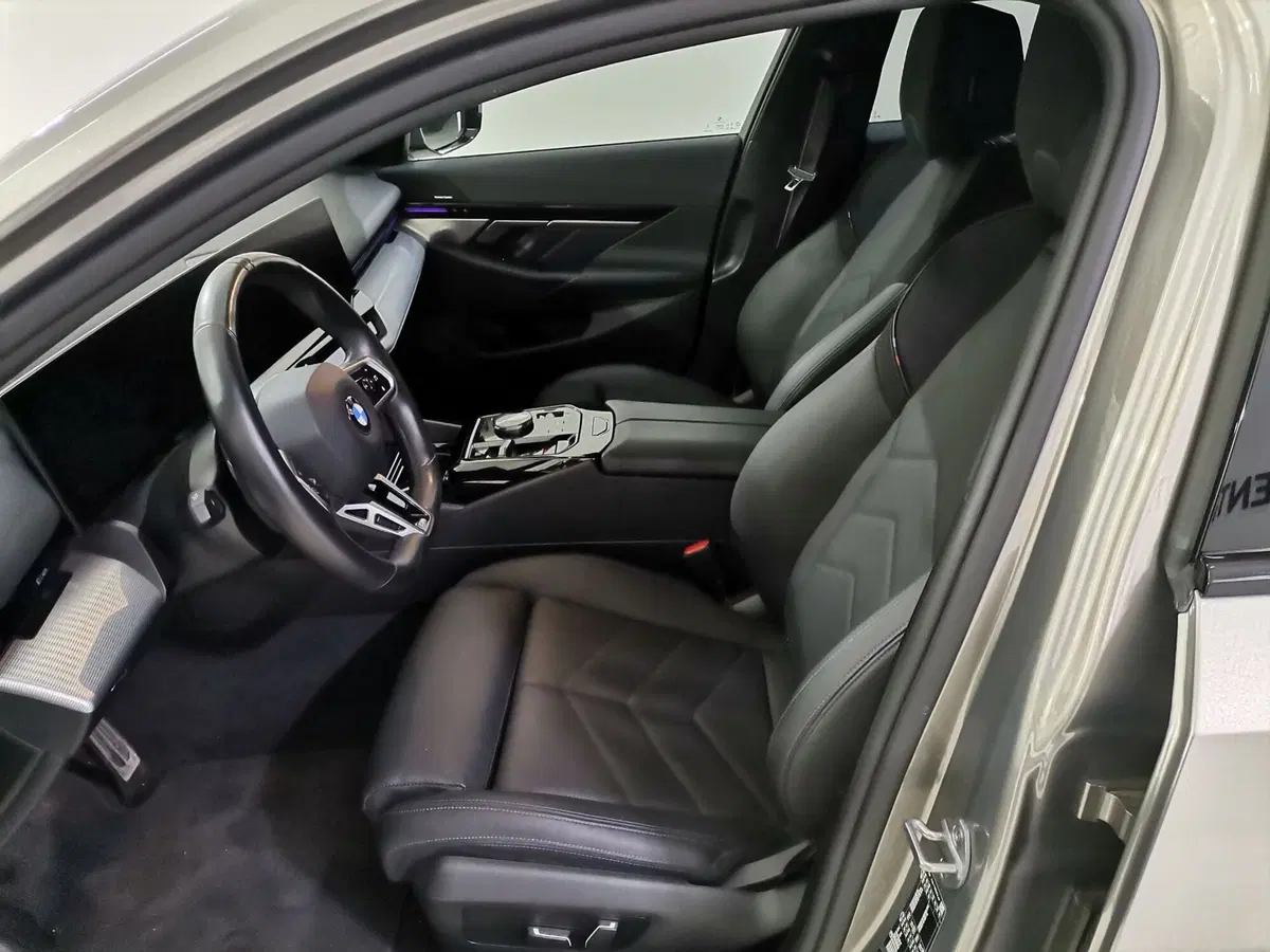 BMW Serie 5 nuova a Salerno (8)