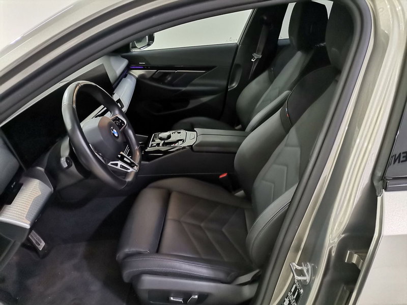 BMW Serie 5 nuova a Salerno (8)