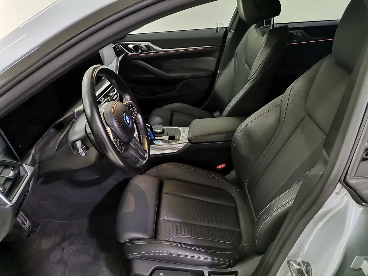 BMW i4 usata a Salerno (9)