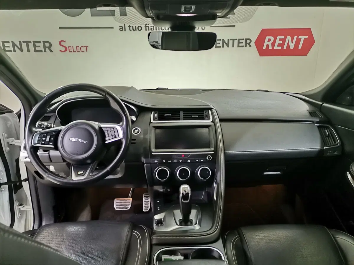 Jaguar E-Pace usata a Salerno (7)