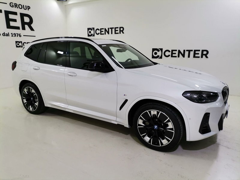 BMW iX3 nuova a Salerno (3)