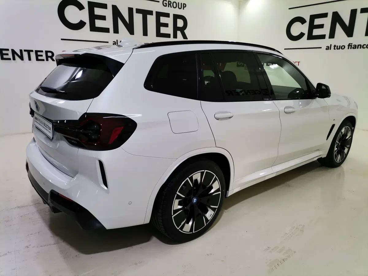 BMW iX3 nuova a Salerno (6)