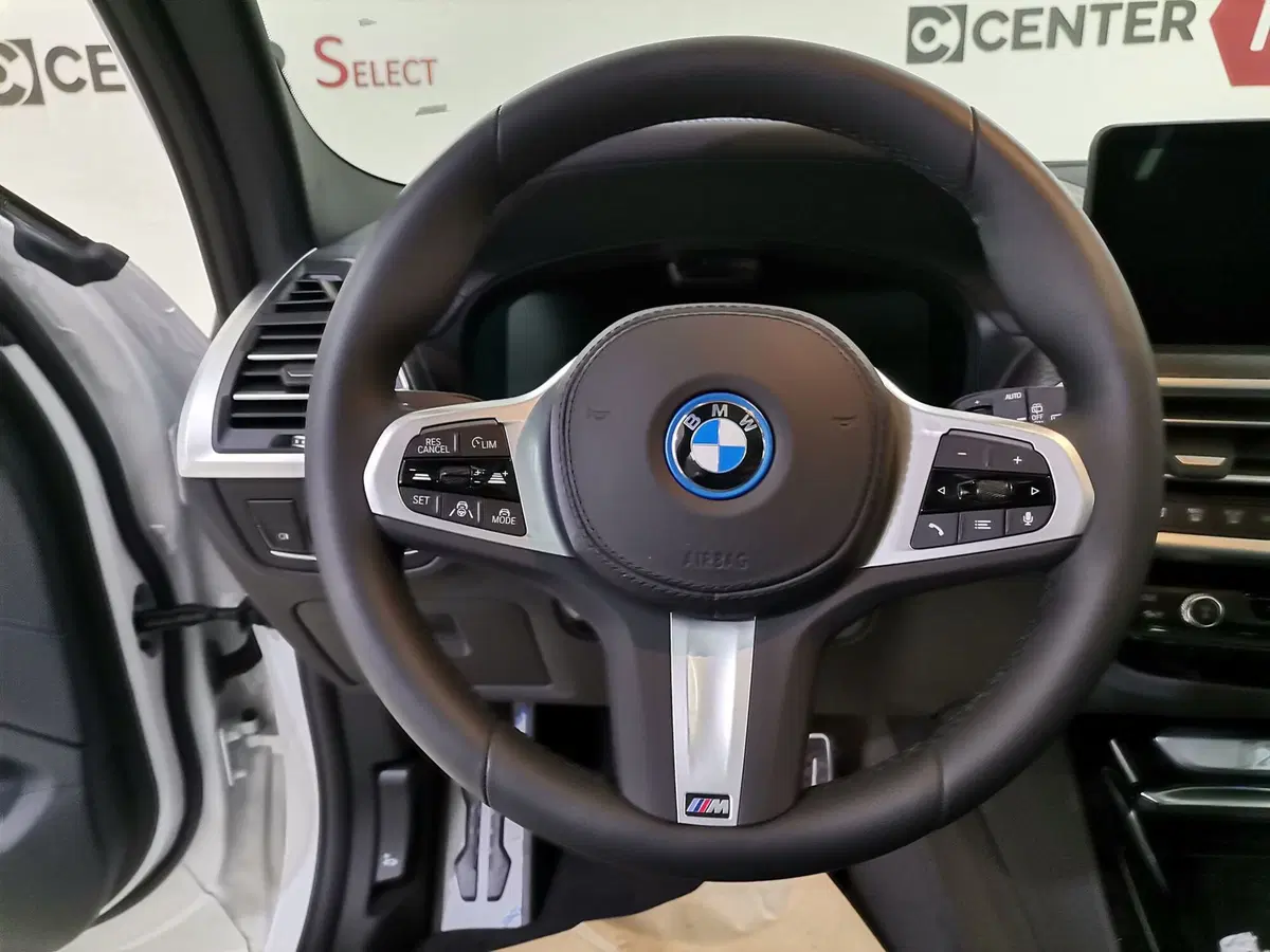 BMW iX3 nuova a Salerno (8)