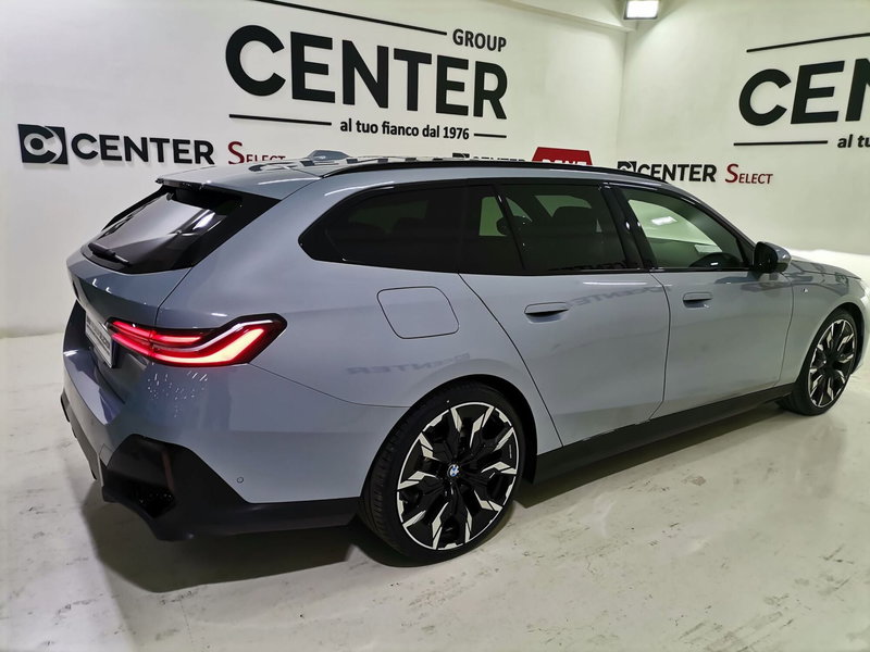 BMW Serie 5 Touring nuova a Salerno (6)