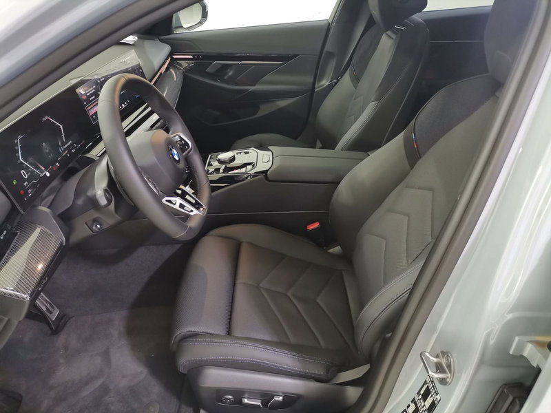 BMW Serie 5 Touring nuova a Salerno (9)