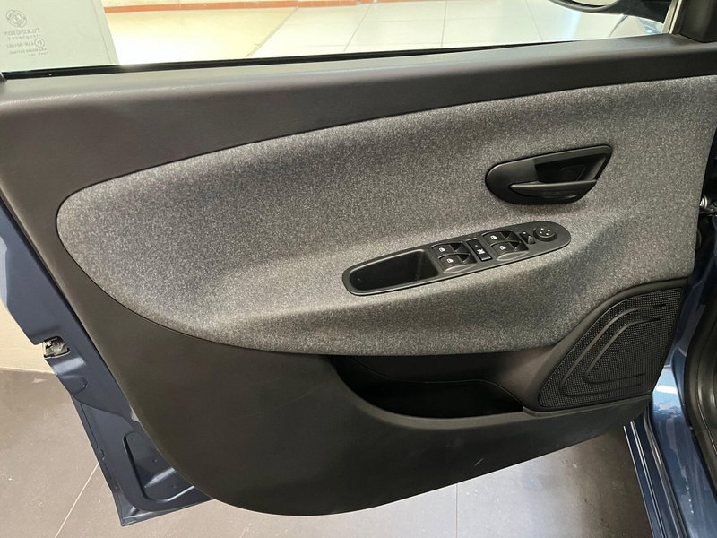 Lancia Ypsilon usata a Lucca (9)