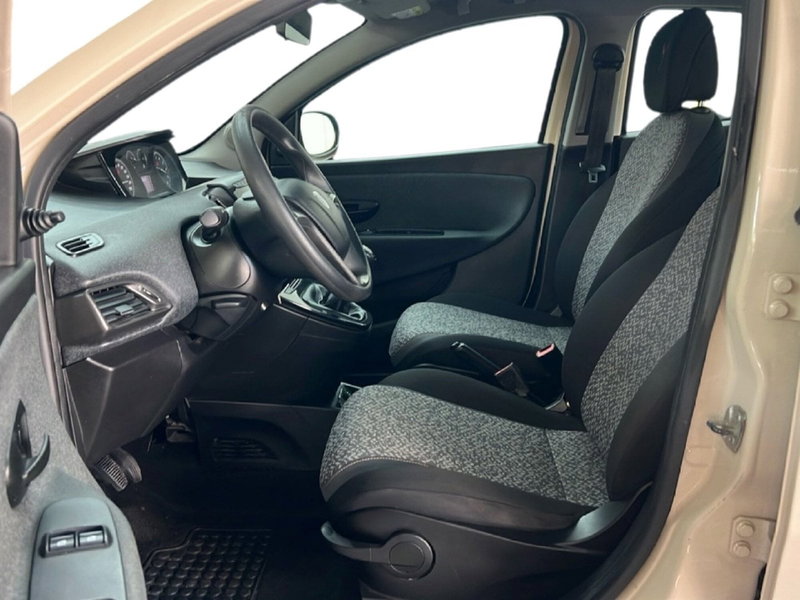 Lancia Ypsilon usata a Roma (14)
