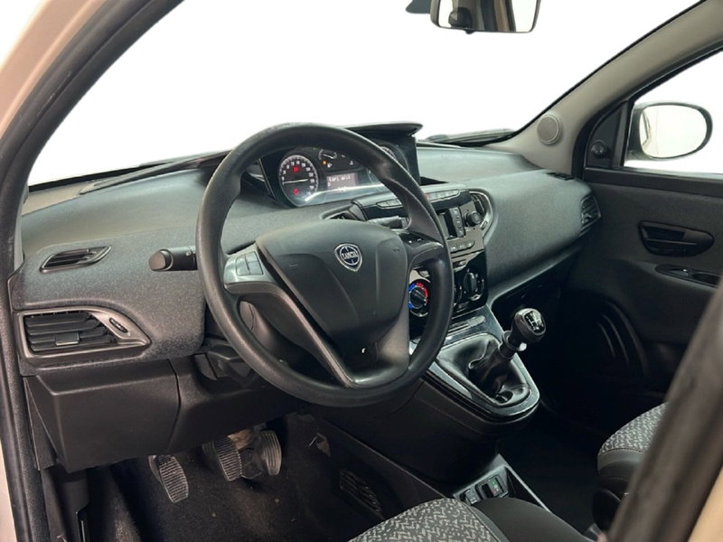 Lancia Ypsilon usata a Roma (15)