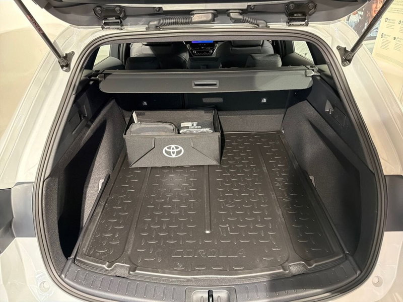 Toyota Corolla Touring Sports nuova a Lecco (12)