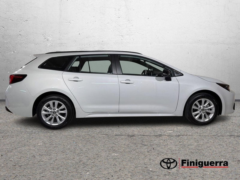 Toyota Corolla Touring Sports nuova a Lecco (5)