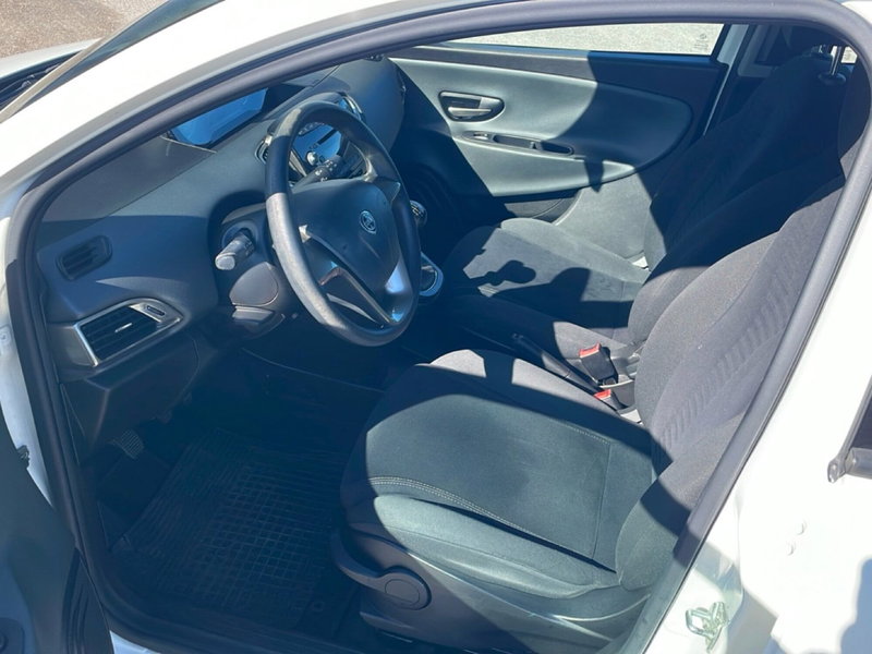 Lancia Ypsilon usata a Bologna (12)