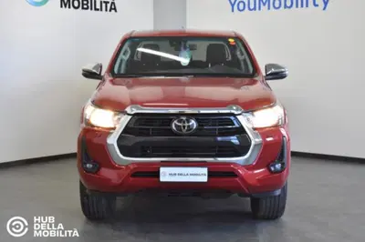 Toyota Hilux 2.8 D 4WD porte Double Cab Lounge del 2023 usata a Foligno