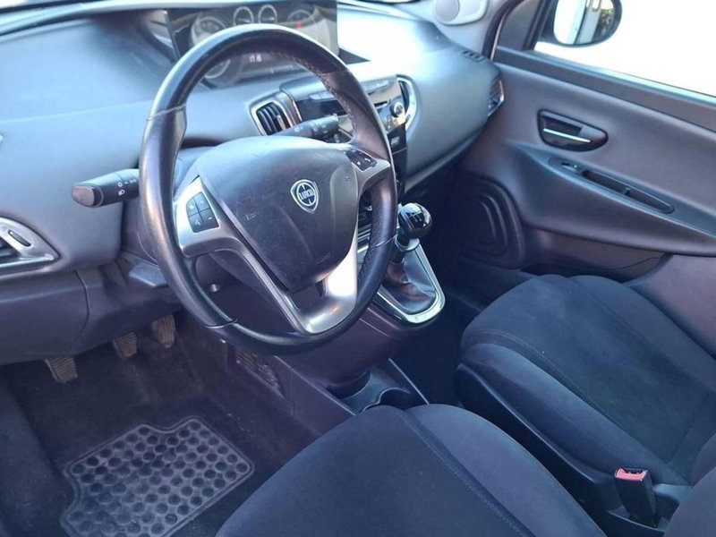 Lancia Ypsilon usata a Torino (11)