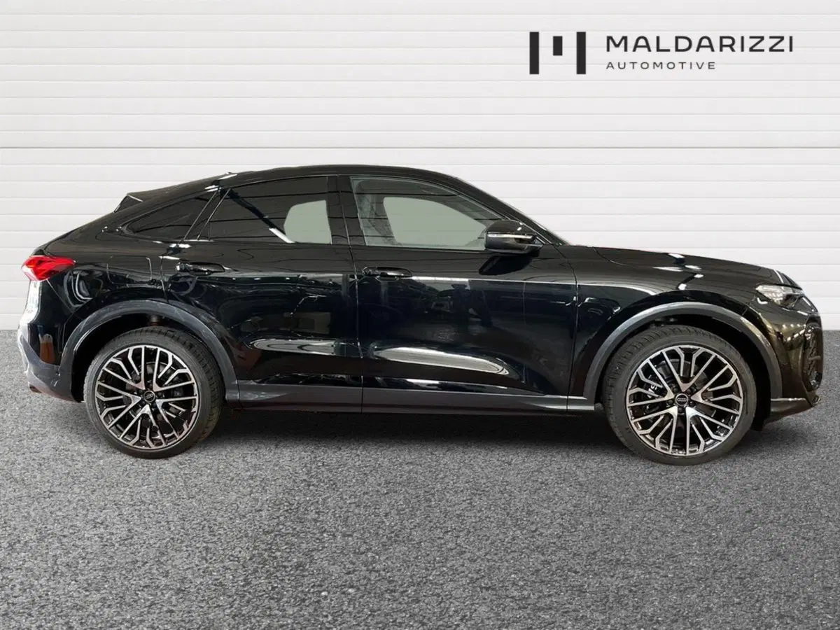 Audi Q5 Sportback nuova a Bari (5)