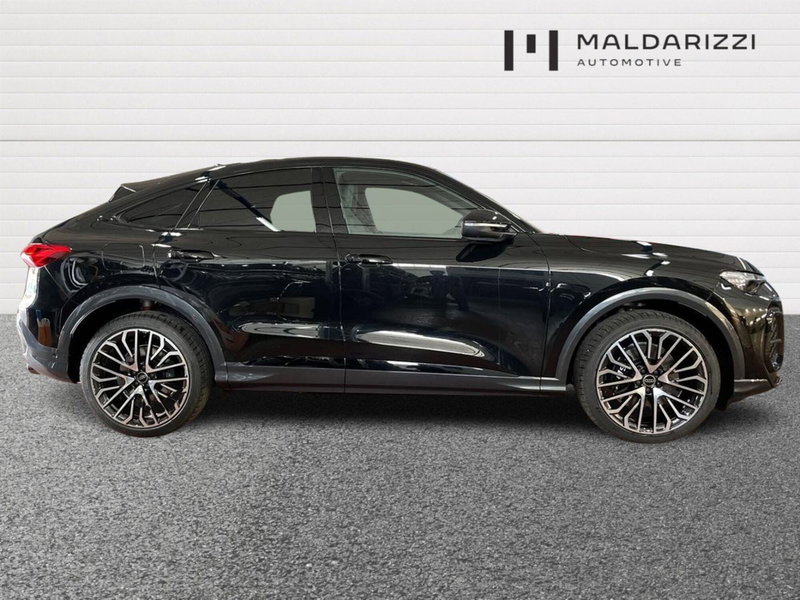 Audi Q5 Sportback nuova a Bari (5)