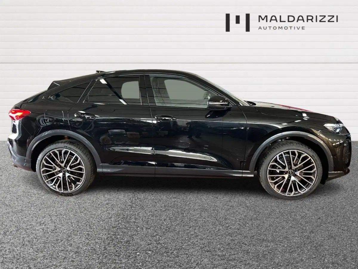 Audi Q5 Sportback nuova a Bari (5)
